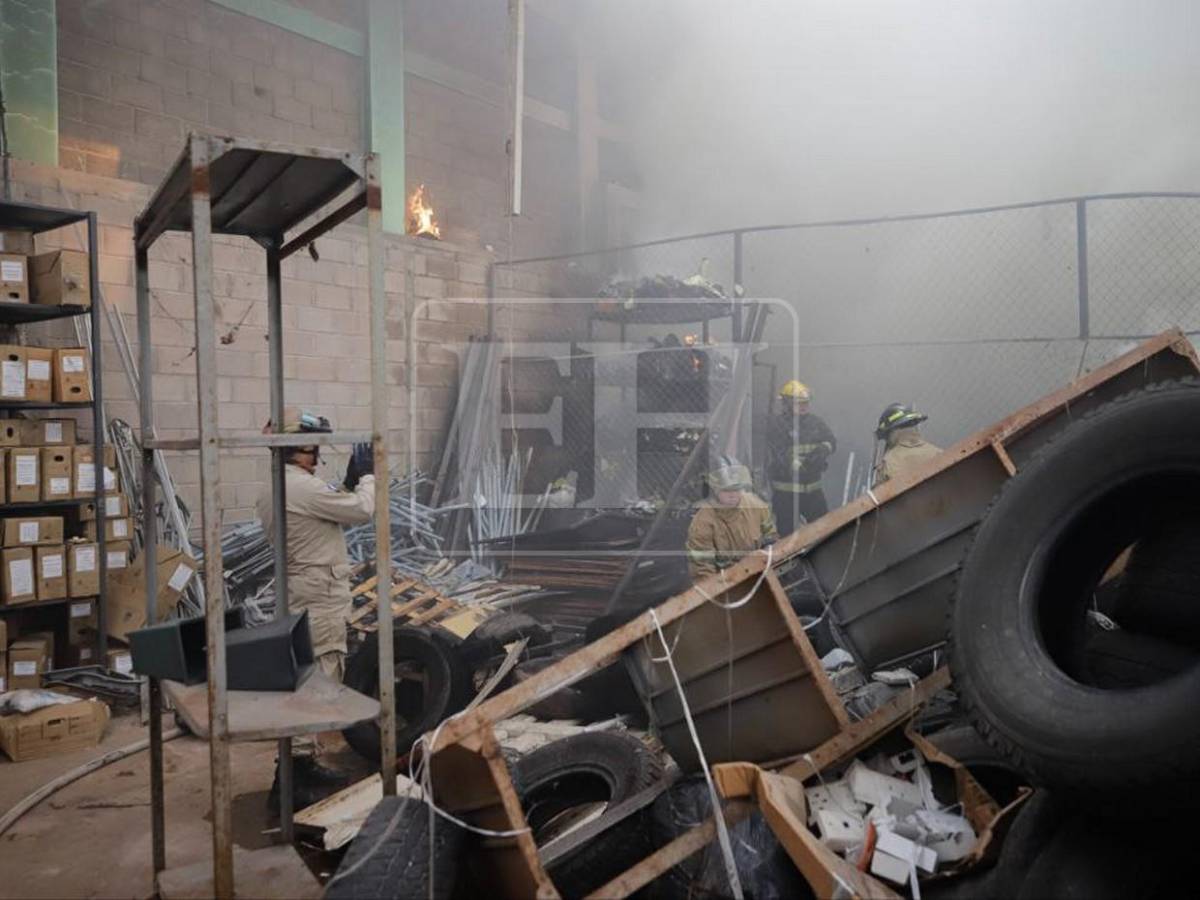 Incendio consume bodega de Migración en colonia Quezada, cerca del Juana Laínez