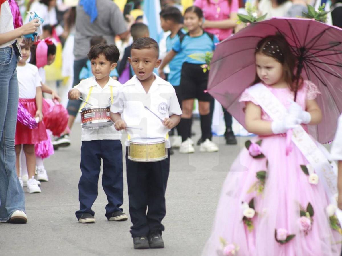 Colorido desfile en honor a la Patria en el Barrio Cabañas de San Pedro Sula
