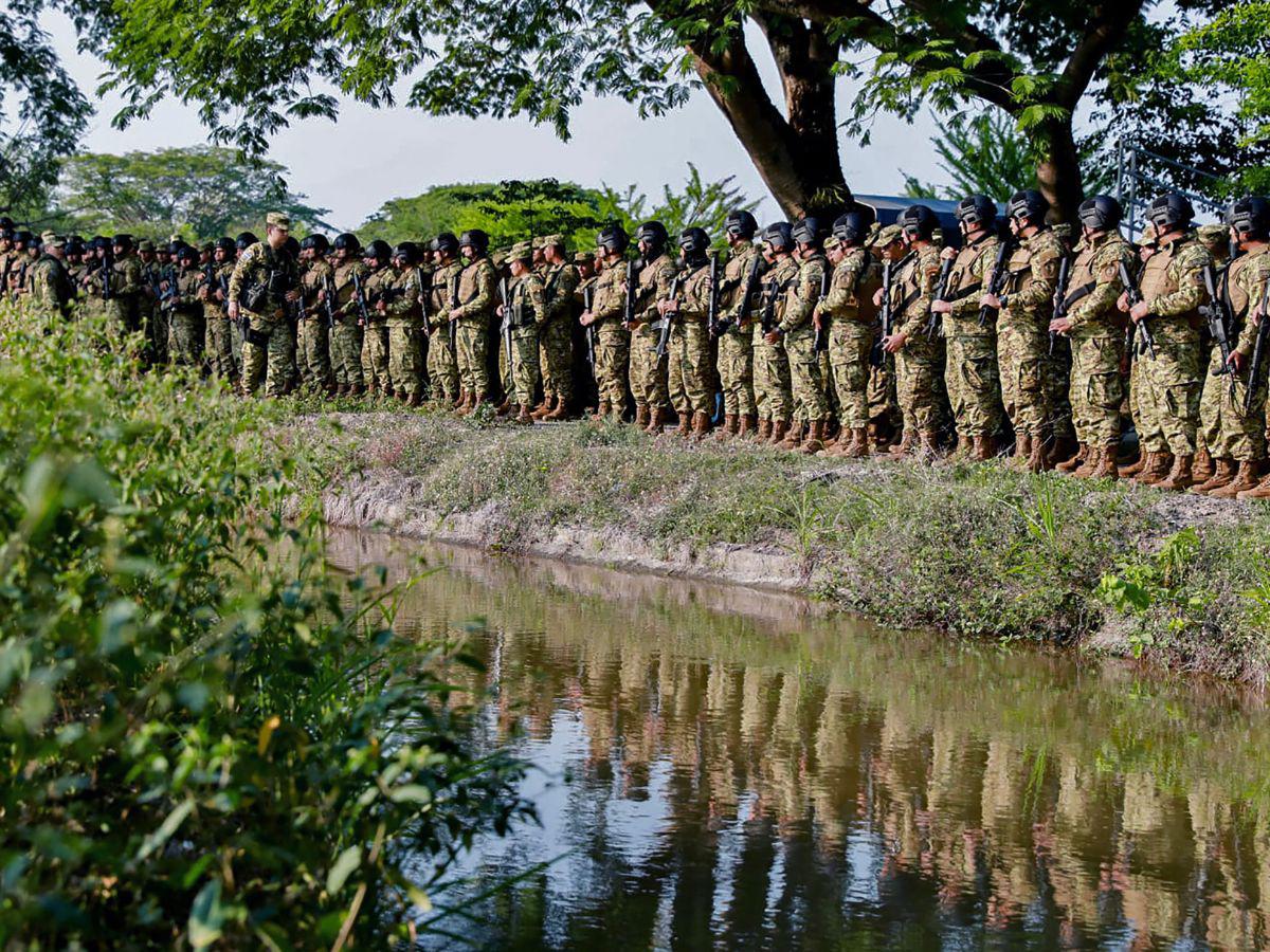 Conmoción por asesinato de policía en El Salvador; Bukele lanza advertencia a pandillas