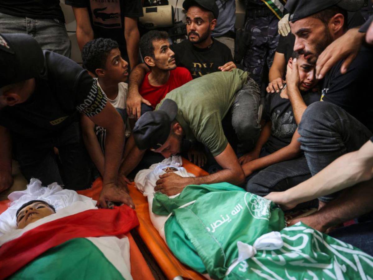 Gaza retira los escombros y entierra a sus muertos aprovechando la tregua con Israel