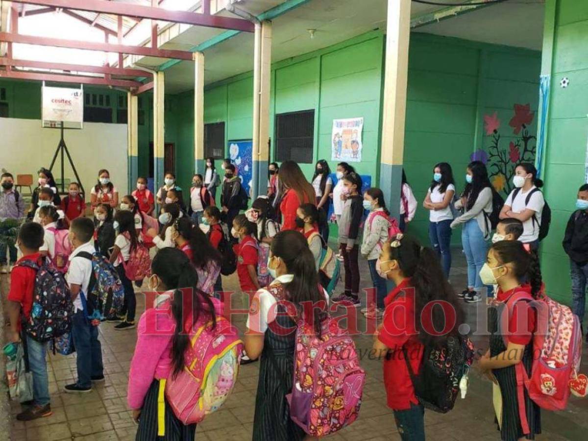 Por contagios de covid piden suspender las clases en escuela de la capital