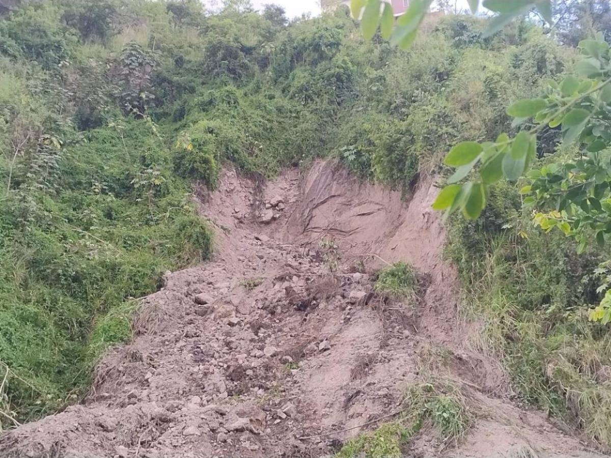 Derrumbe bloquea paso vehicular entre la Mayangle y el bulevar Fuerzas Armadas