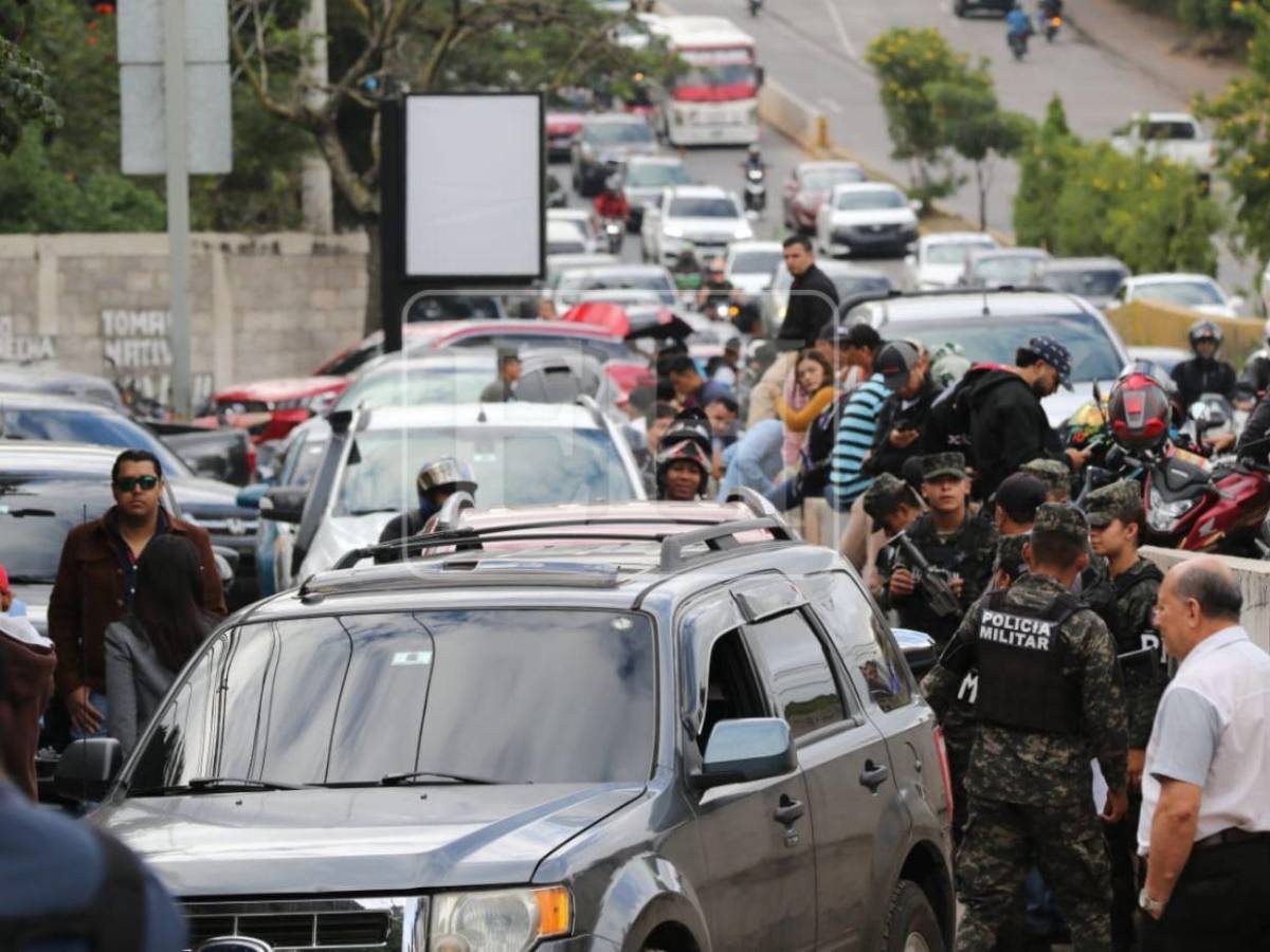 En fotos: filas, resguardo militar y retrasos marcan el ambiente en afueras del CLE