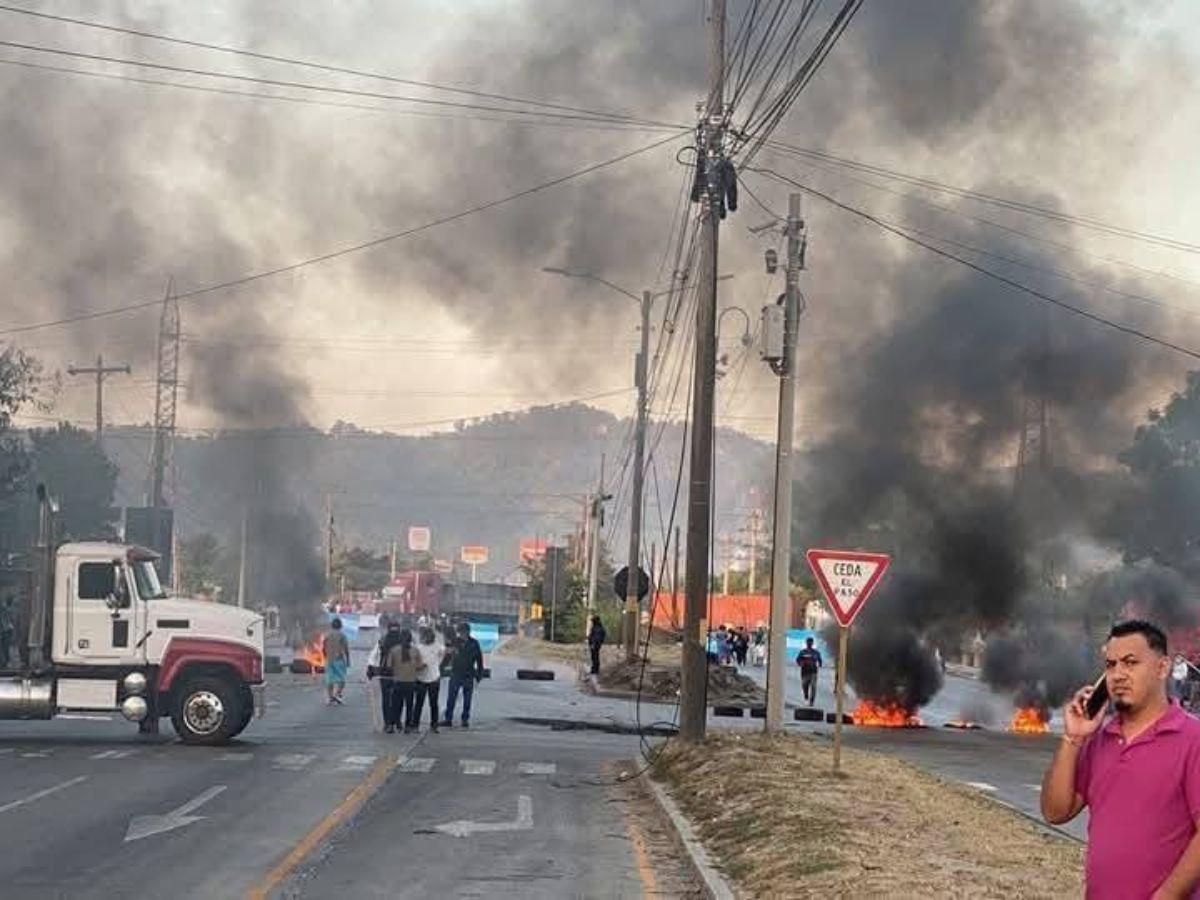 Lluvia de piedras y gas lacrimógeno: afectados por Koriun Inversiones protestan en Choloma