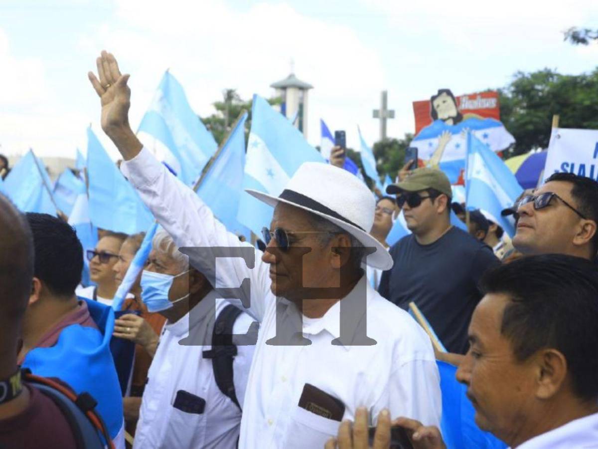 Con fe y devoción, cientos de personas caminaron por la paz y democracia en SPS