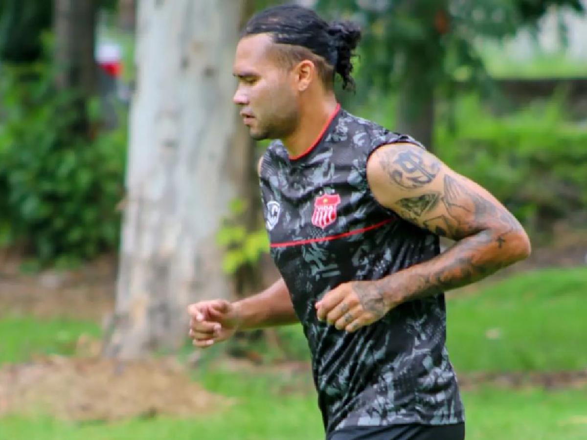 Gullit Peña recuerda su paso por el Vida y detalla por qué se fue y no cumplió el contrato