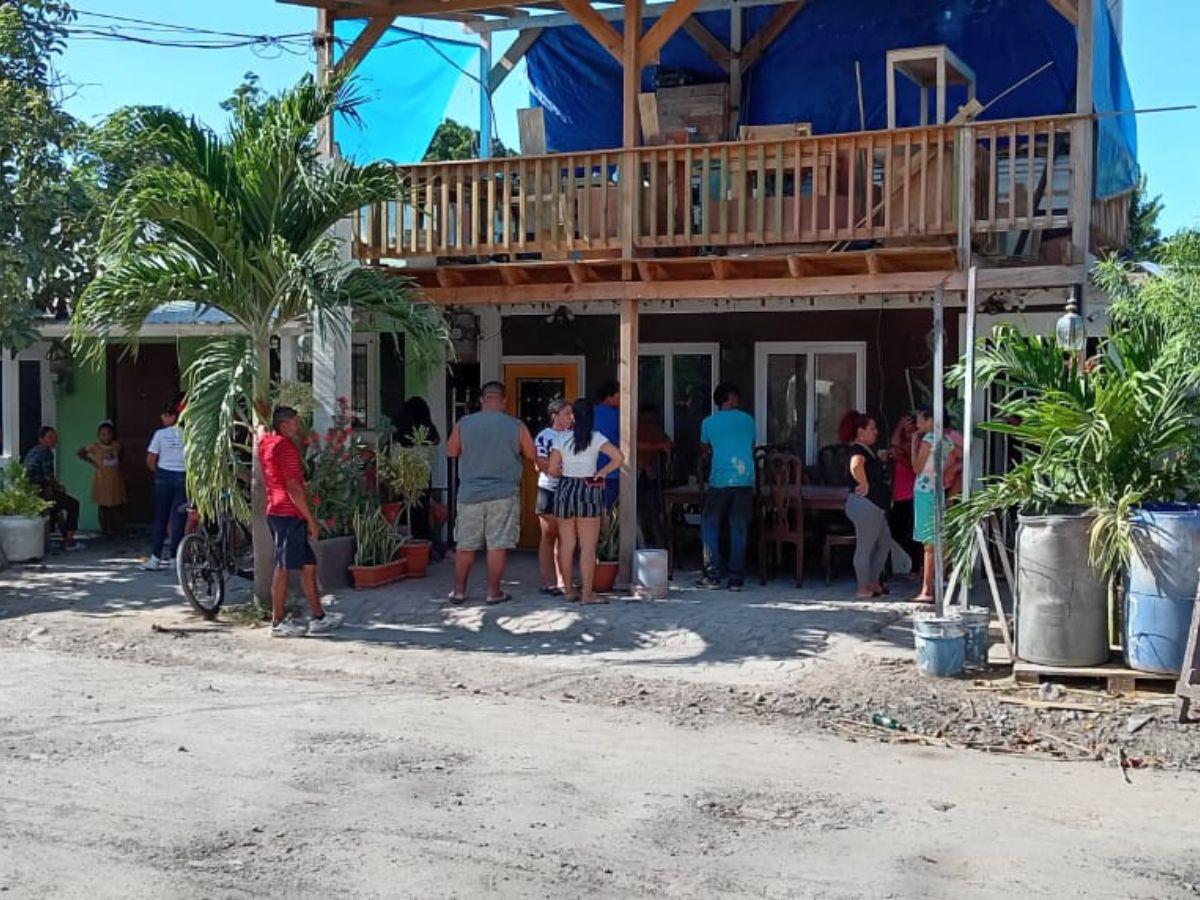 El suceso ocurrió en el barrio Bella Vista de La Ceiba, donde sujetos armados irrumpieron en la barbería, desencadenando un enfrentamiento armado que resultó en la muerte de Rivera y dejó a Chávez herido.