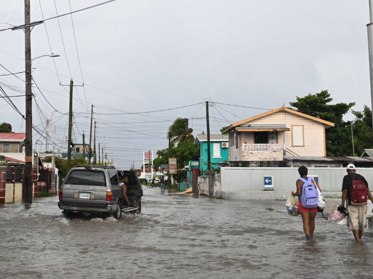 Calles inundadas y árboles caídos eran parte del panorama previo al ingreso de Lisa a Belice.