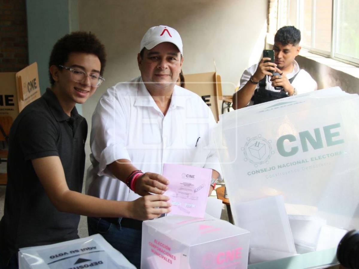 Jorge Aldana ejerce el sufragio y destaca normalidad en las urnas en el Distrito Central