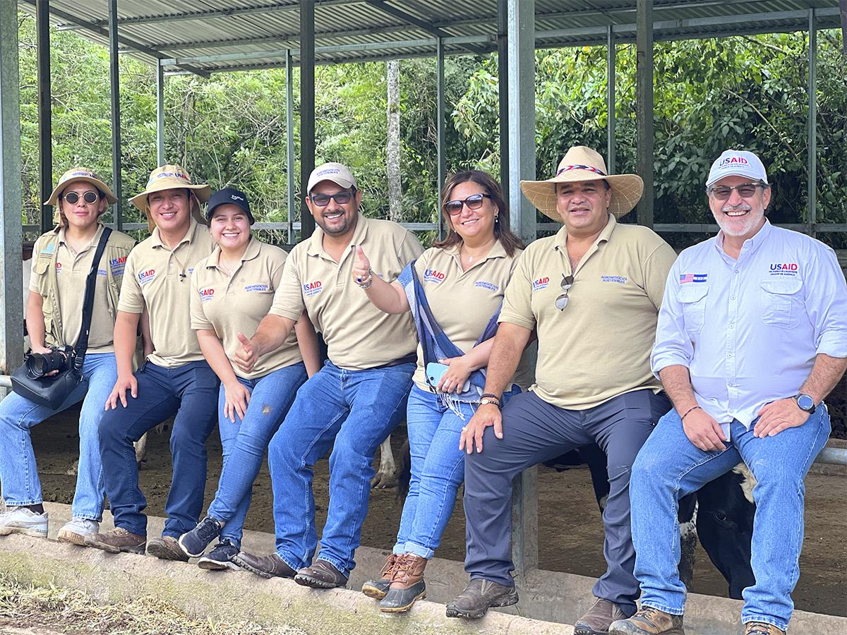 <i>Miembros del Proyecto Agronegocios Sostenibles asegurando la calidad del café hondureño.</i>