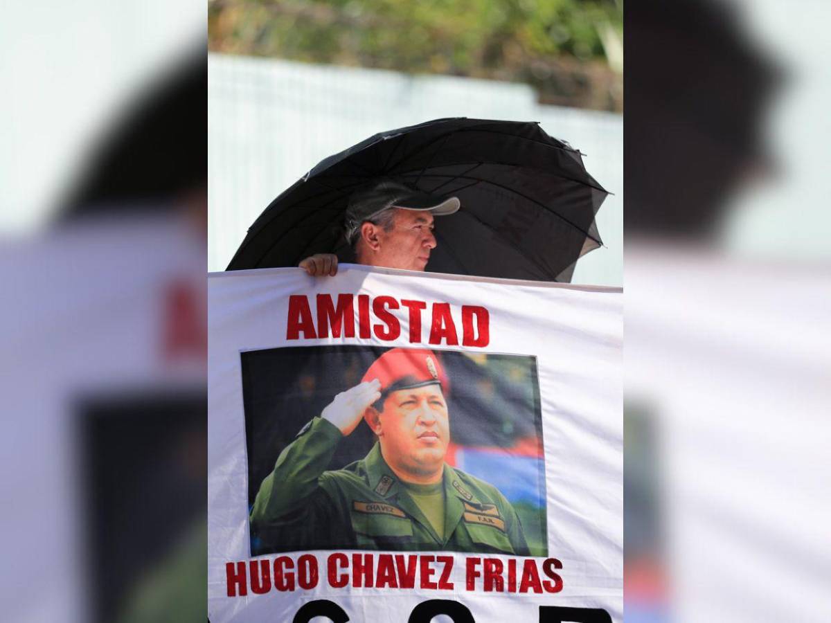 Protestan frente a la Embajada de EE UU en Honduras contra captura de Maduro y su esposa