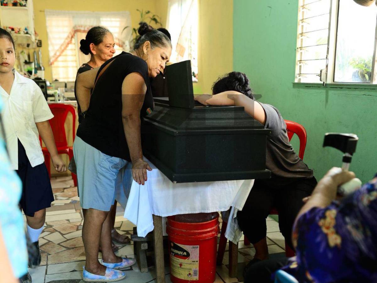 ¡Desgarrador! Velan restos del menor muerto en accidente de Omoa