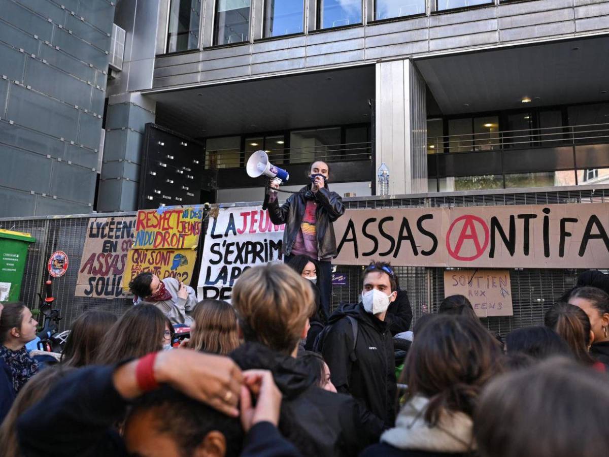 Saqueo de un instituto y choques con la Policía marcan protestas en Francia