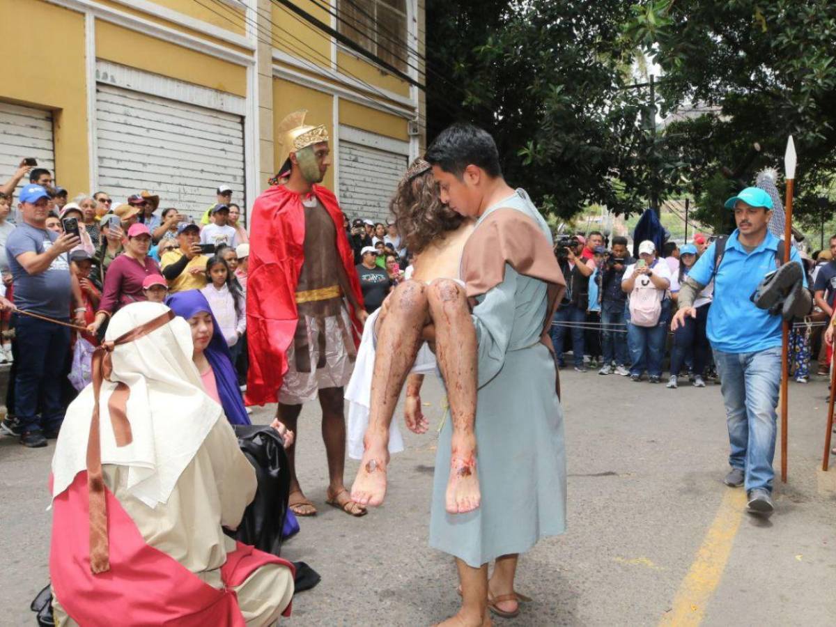 En Fotos: la agonía en la crucifixión de Jesús durante el Vía Crucis de Viernes Santo