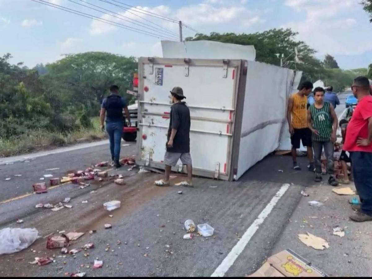 La caótica escena que dejó la colisión de un bus contra varios vehículos en Guaimaca