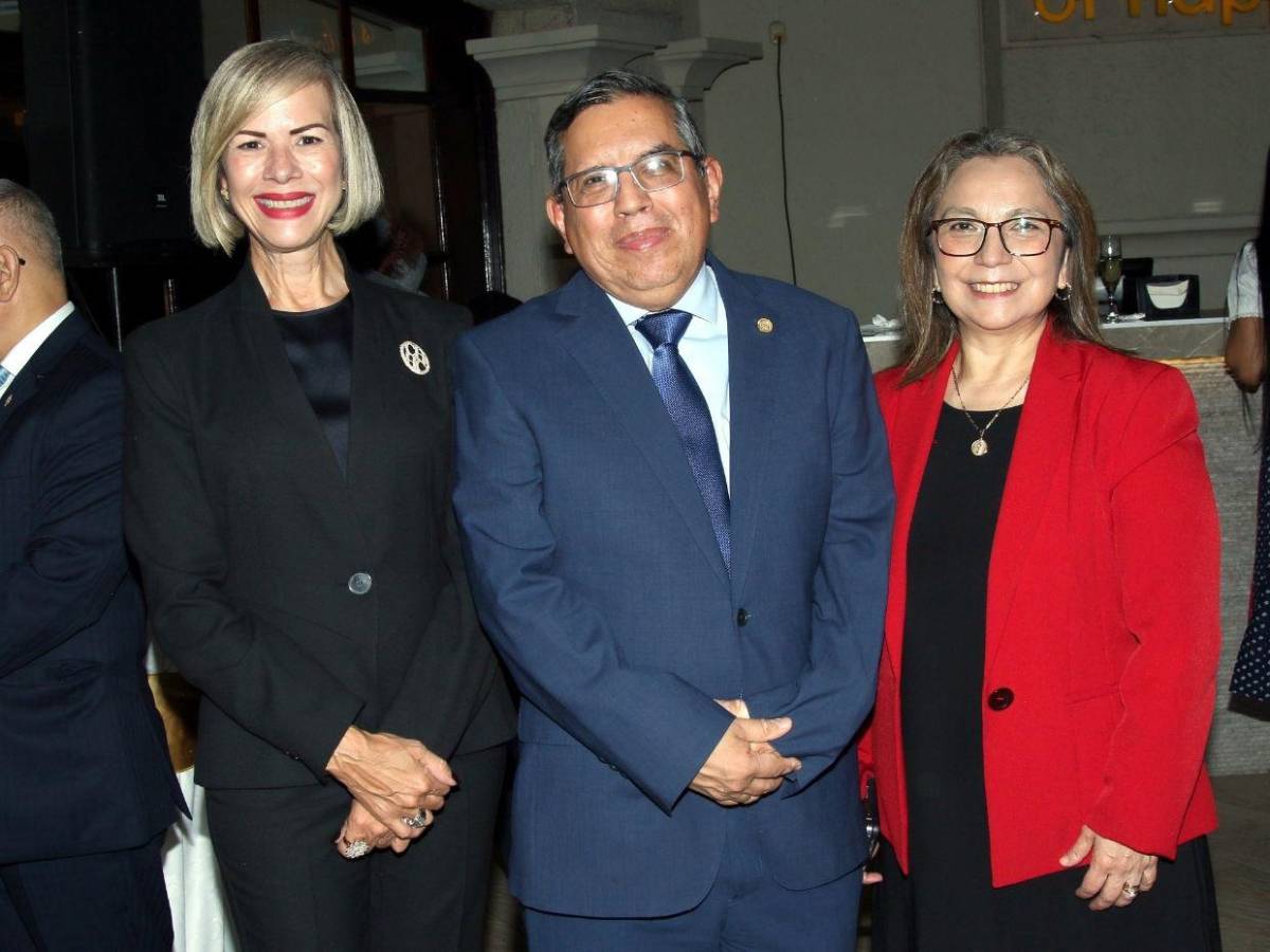 Anfitriones e invitados especiales brindan por la Unidad Alemana