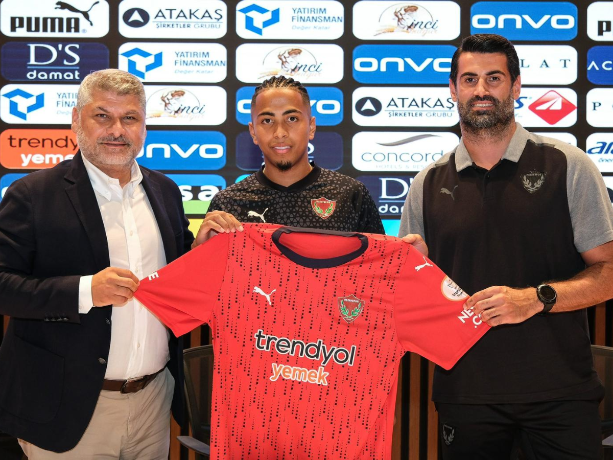 Aydın Toksöz, vicepresidente del Hatayspor y el director técnico Volkan Demirel, presentando a Rigoberto Rivas.