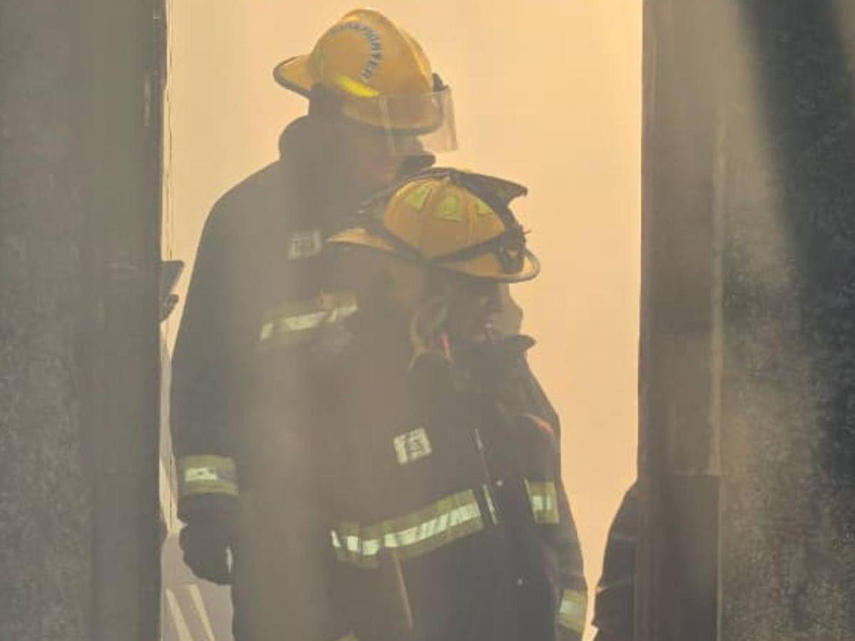 Así se contuvo el incendio que arrasó una vivienda y afectó otra en la capital