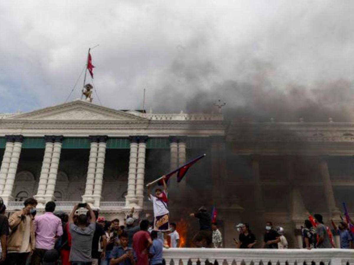 Muertes, ataques a políticos y protestas: renuncia de primer ministro en Nepal deja ola de violencia