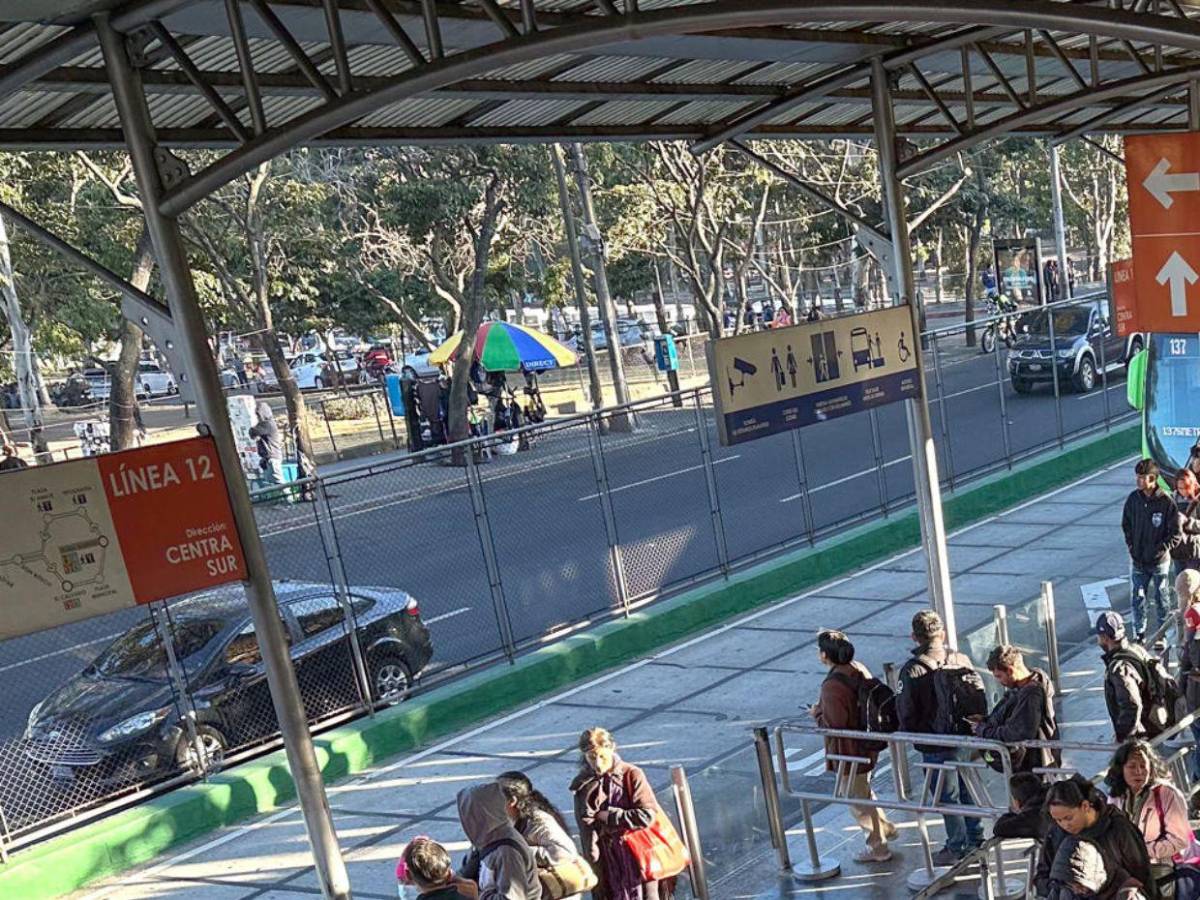 Guatemala vive su primer día en estado de sitio y honra a nueve policías caídos