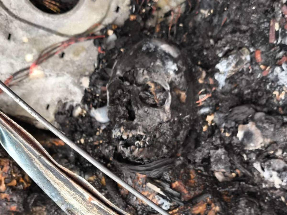 Las dantescas imágenes del crimen que aterra a El Cimarrón: tres cuerpos carbonizados