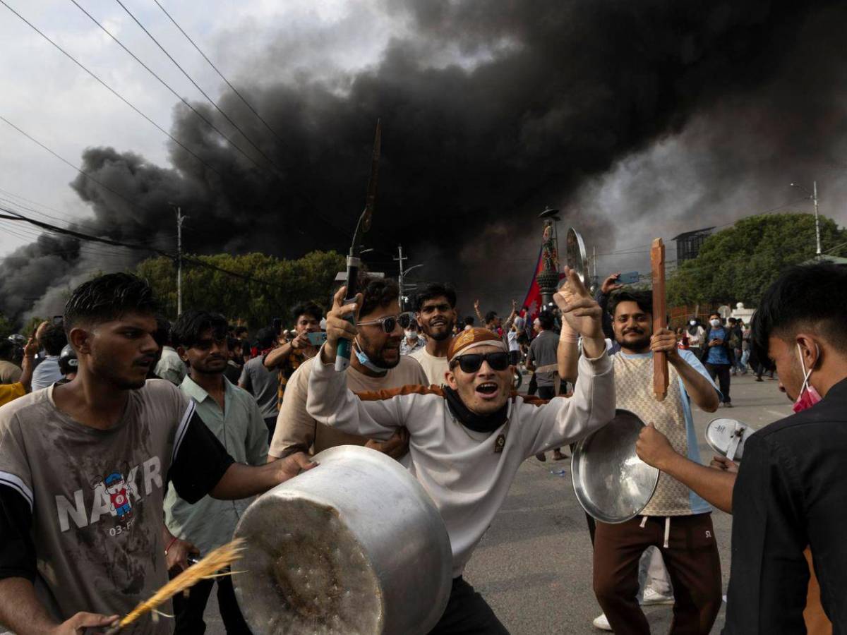 Muertes, ataques a políticos y protestas: renuncia de primer ministro en Nepal deja ola de violencia