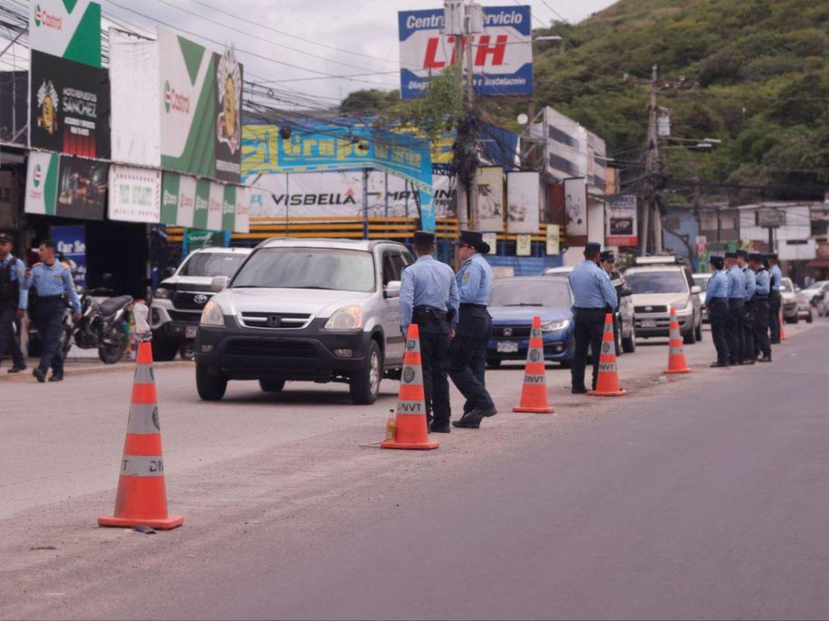En larga caravana y bajo lluvia: así retornan capitalinos por carretera al sur