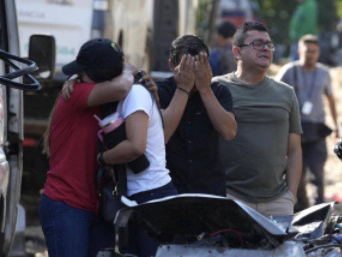 Entre sangre y escombros, familias buscan a sus muertos en carretera del Cauca