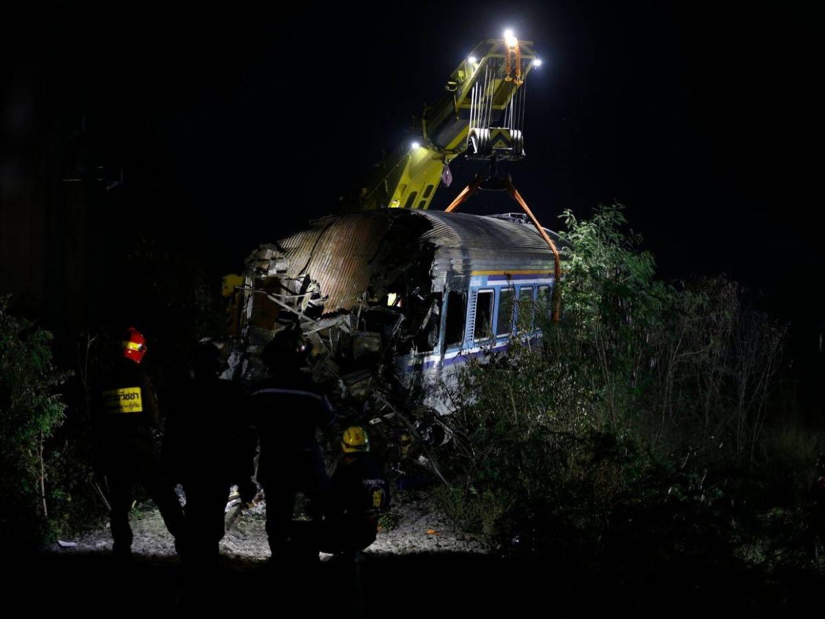 Al menos 32 muertos al desplomarse una grúa sobre un tren en marcha en Tailandia