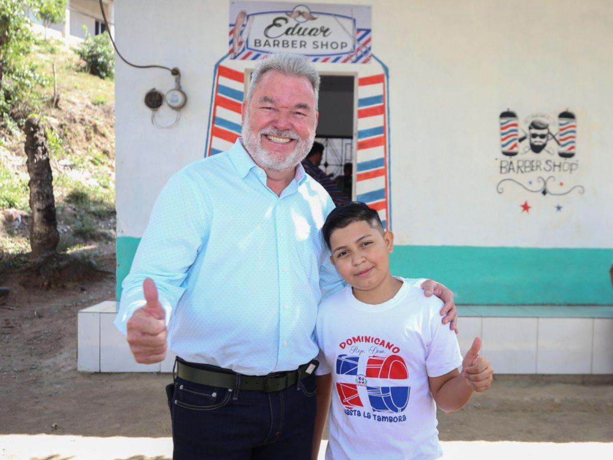 Barbero hondureño de 13 años es sorprendido con ayuda del alcalde Contreras: “Voy a esforzarme para ser un profesional”
