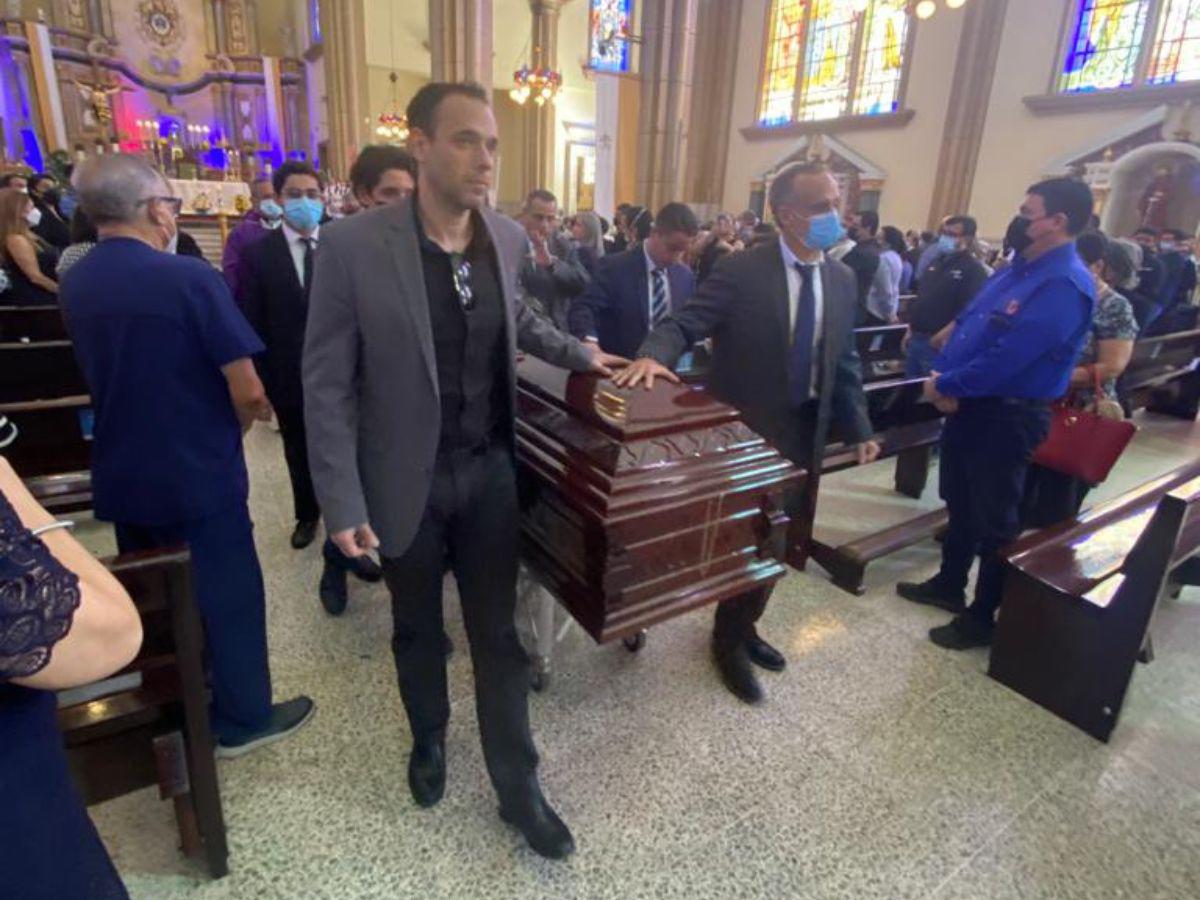 Entre llanto y consternación despidieron al hermano del cardenal este lunes.