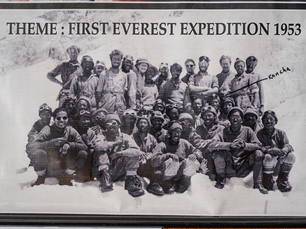 Fotografía del equipo de la expedición al Monte Everest de 1953 que colocó a Tenzing Norgay y Edmund Hillary en la cima de la montaña más alta del mundo, en la víspera del Día Internacional del Everest, en Namche Bazar en el distrito de Solukhumbu. al noreste de Katmandú.
