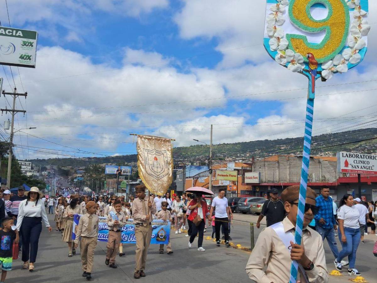 Al ritmo de Candú y punta, escuelas ambientan las calles de El Carrizal en los desfiles cívicos