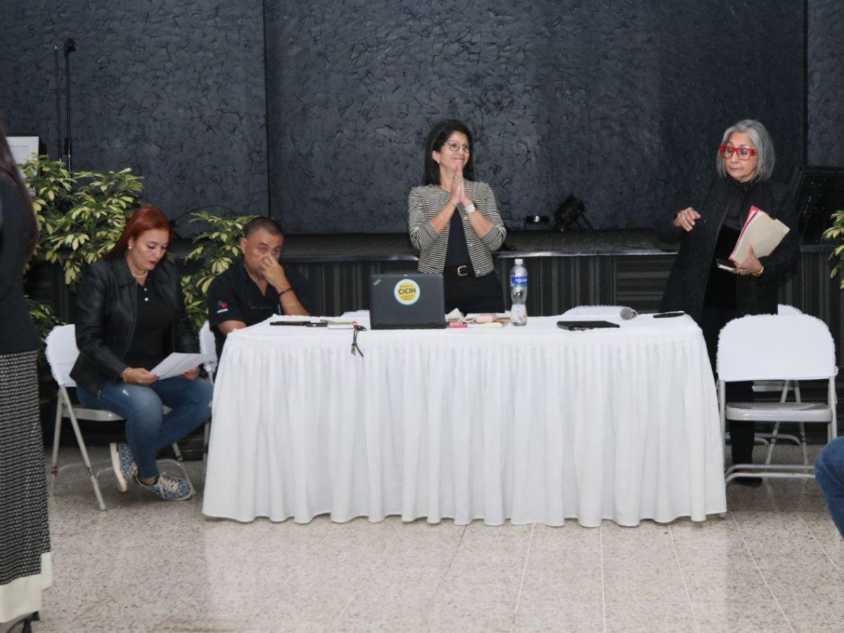 En una iglesia y con más de 70 diputados: así se desarrolla sesión extraordinaria de la oposición