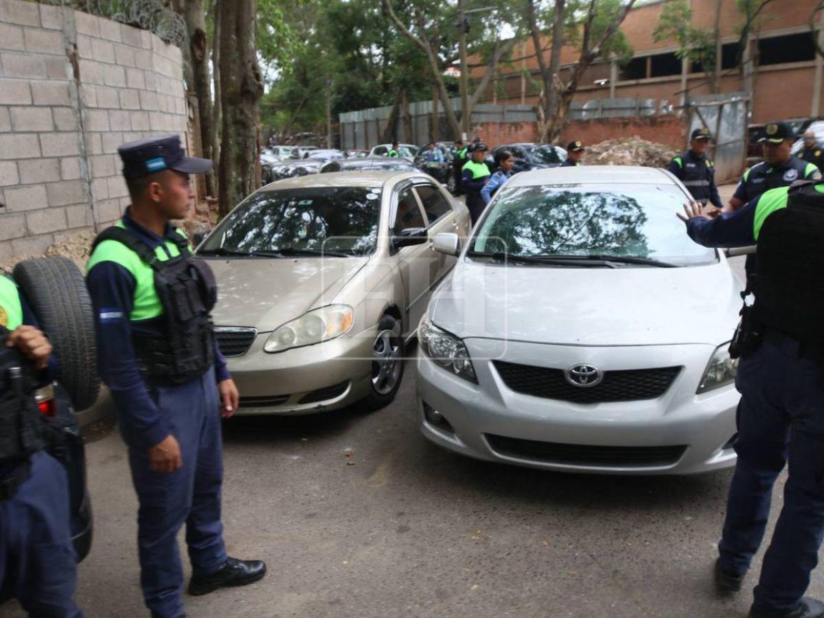 Pagarán más de L2 mil de multa: AMDC decomisa vehículos mal estacionados en la morgue capitalina