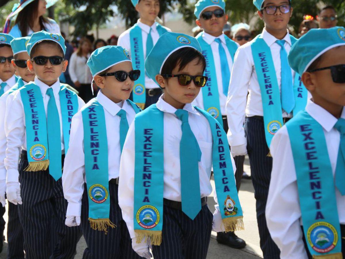 Los pequeñines que dan la milla extra también llenan de orgullo y excelencia los desfiles