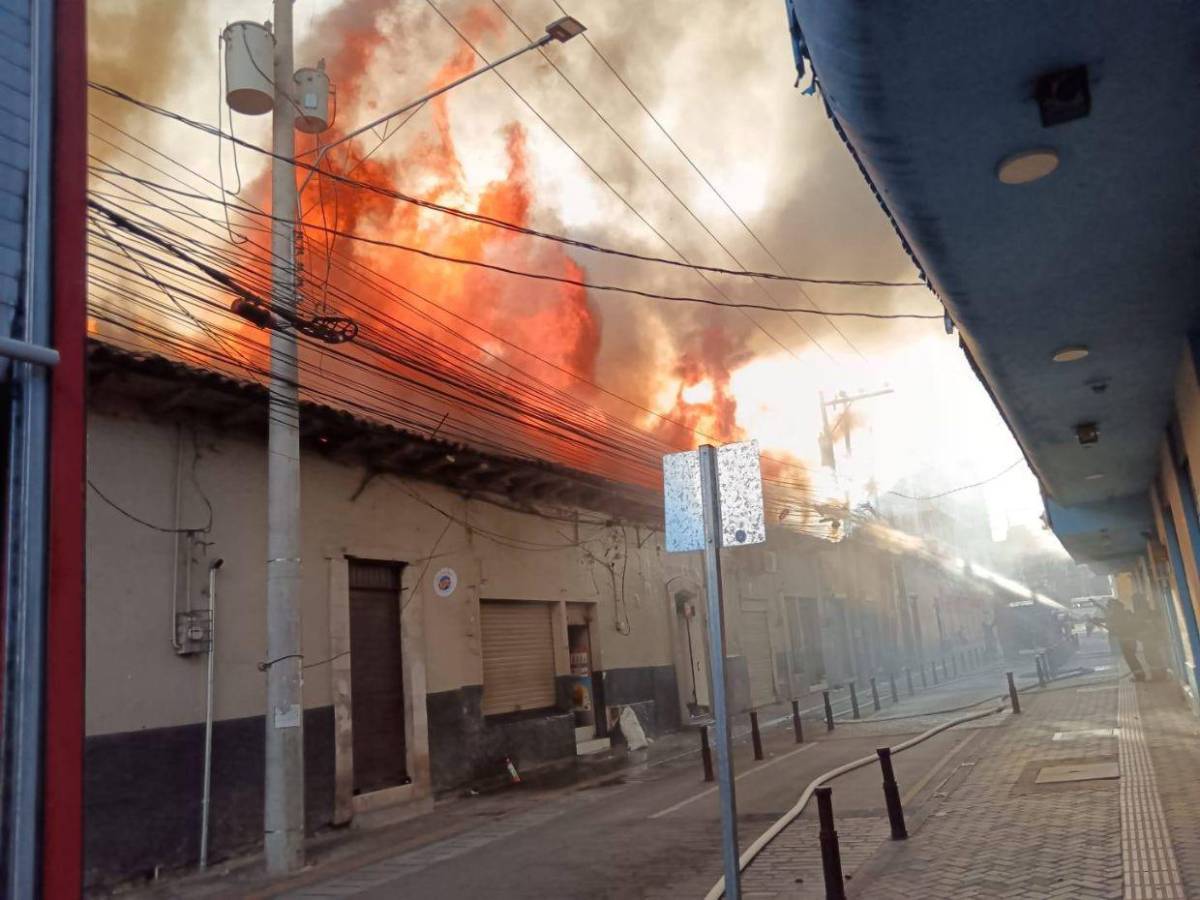 Infernales llamas y pérdidas materiales: primeras imágenes del incendio en el centro de la capital