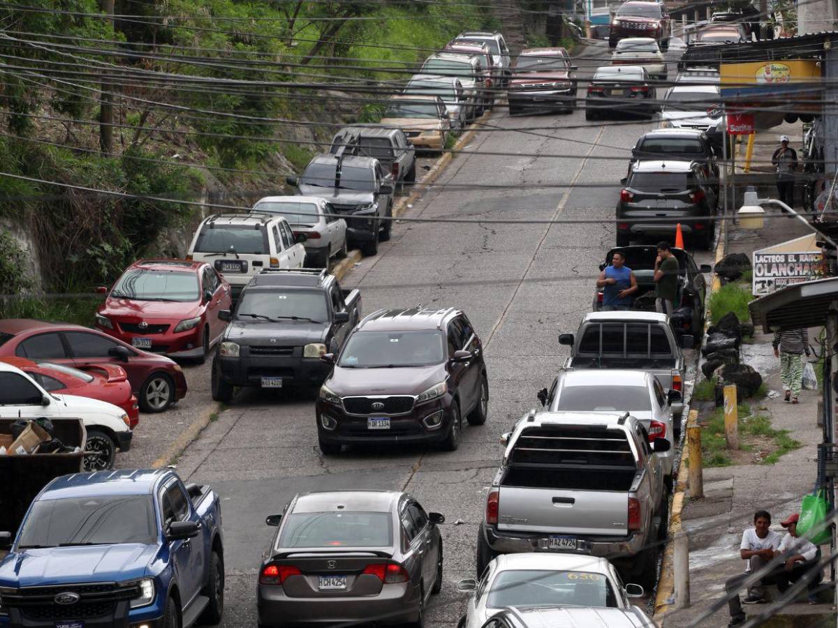 Vehículos mal estacionados colapsan el acceso a la colonia Centroamérica Oeste