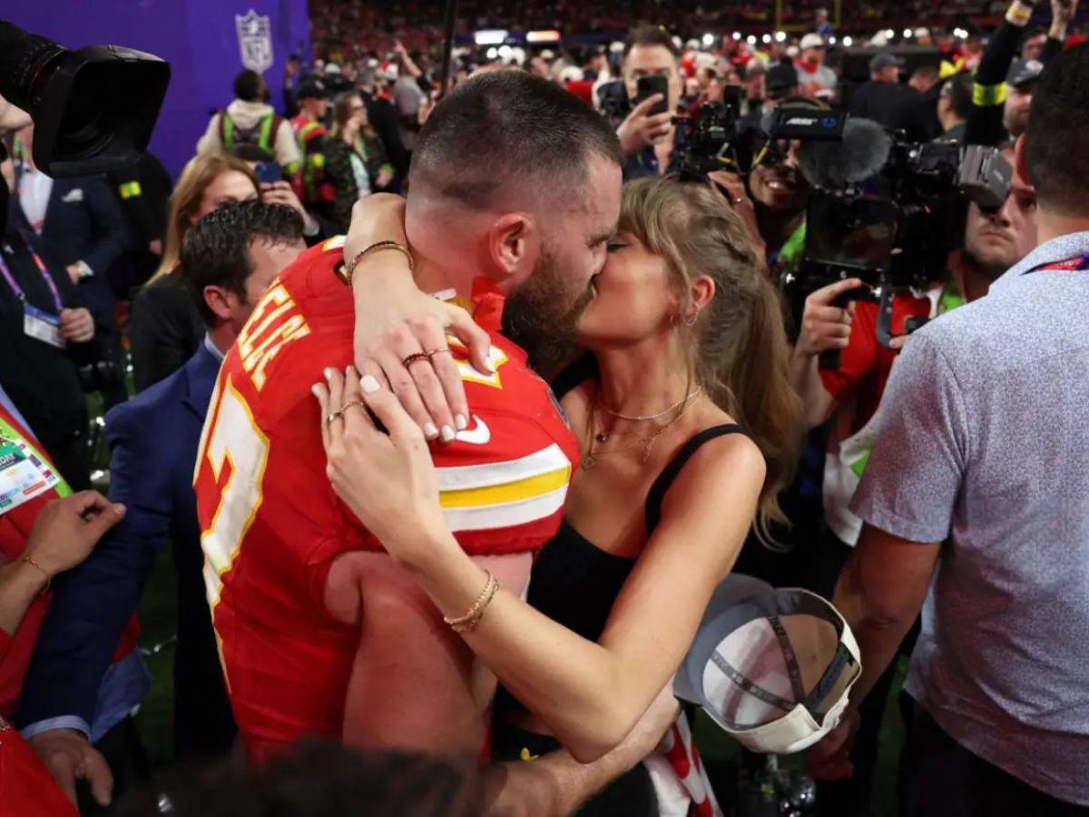 ¿De cuánto es el patrimonio neto de Taylor Swift y Travis Kelce, según Forbes?