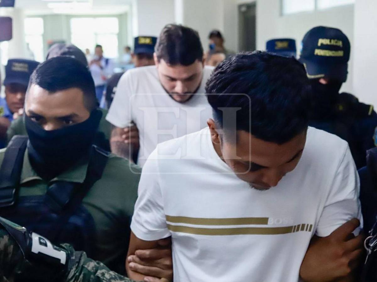 Mirando al piso llegan acusados del asesinato de Valeria Alvarado a audiencia inicial