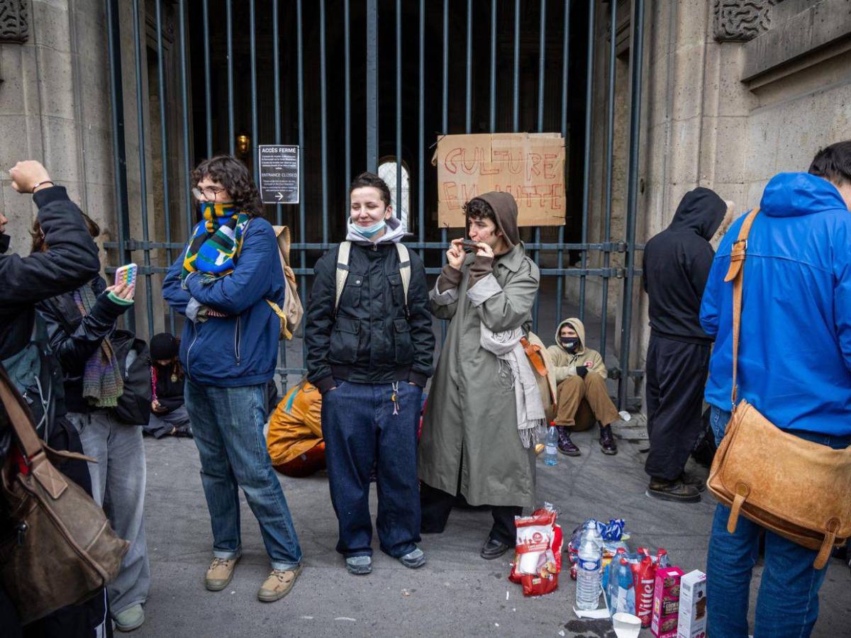 Estudiantes bloquean el acceso al Louvre en apoyo a las protestas de los institutos