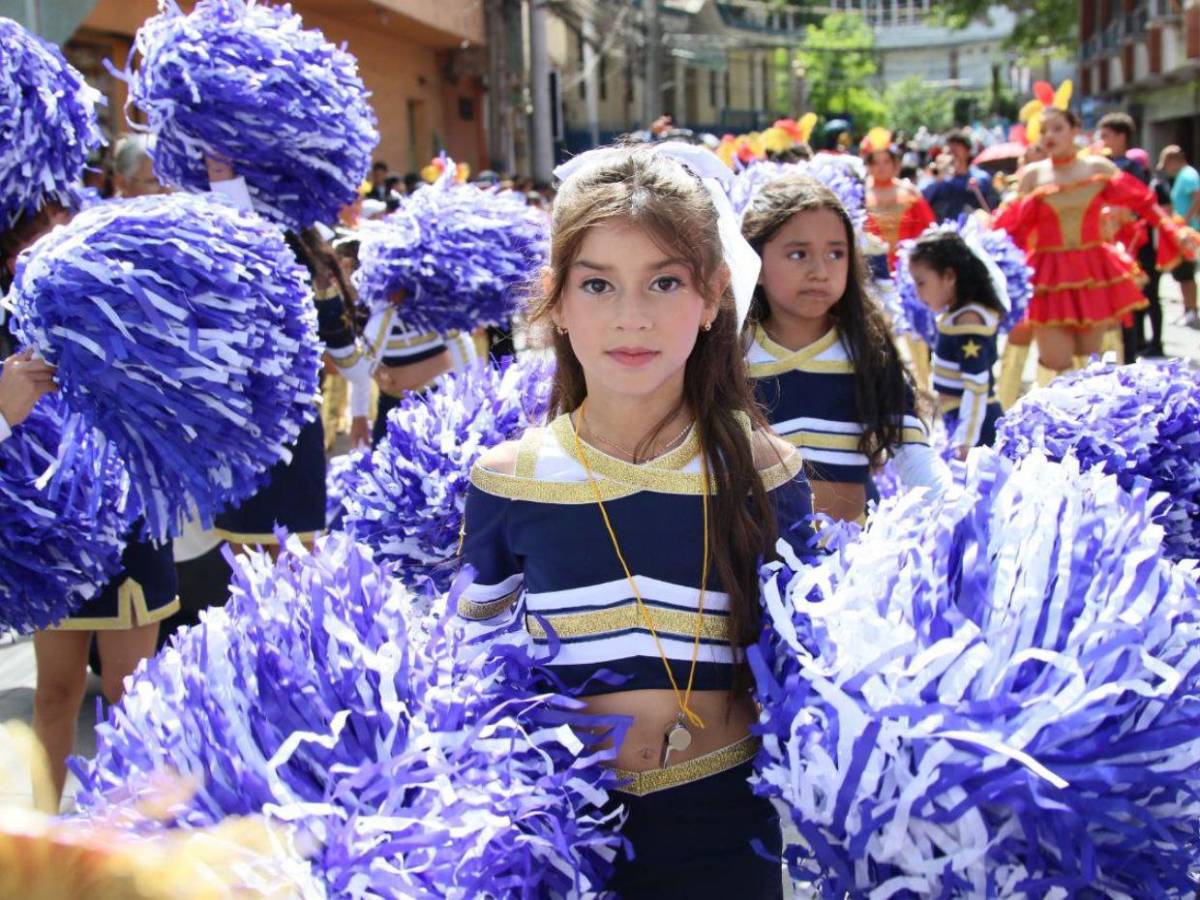 Las bellas palillonas y pomponeras que amenizaron los desfiles de educación básica 2025