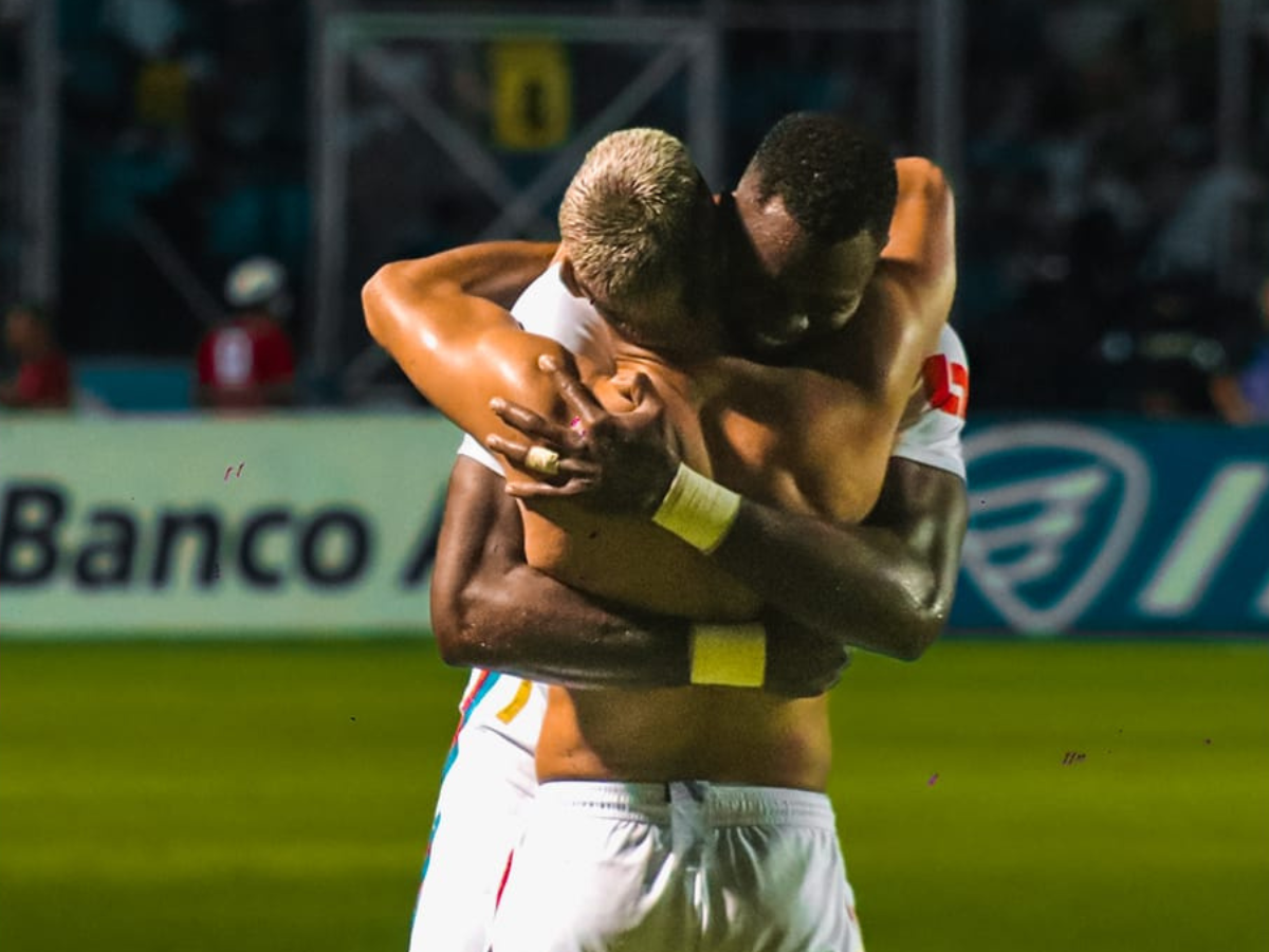 Celebración de Kevin Josué López en el Clausura 2023 tras anotar en el minuto 91 y asegurar la victoria del Olimpia frente al Olancho FC.