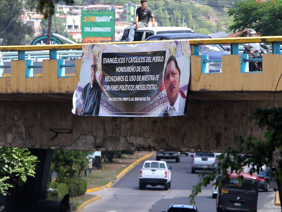 Entre ataques a las iglesias y apoyo al gobierno: las pancartas colocadas en la capital previo a la caminata