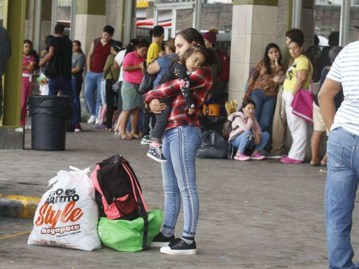 Sampedranos abarrotan la Central Metropolitana a horas de elecciones generales