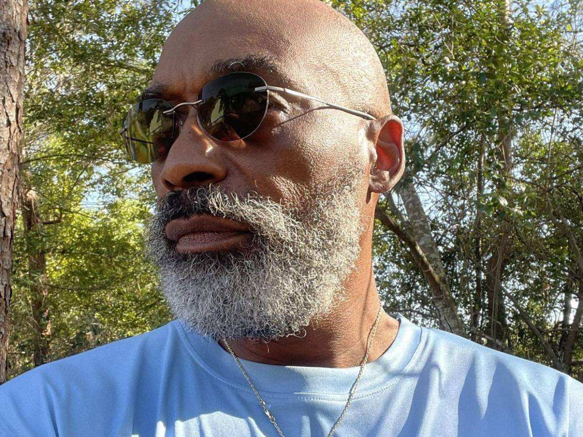 Pastor escribió un libro de cómo amar a su cónyuge ​​​​​y fue detenido por tener varias esposas