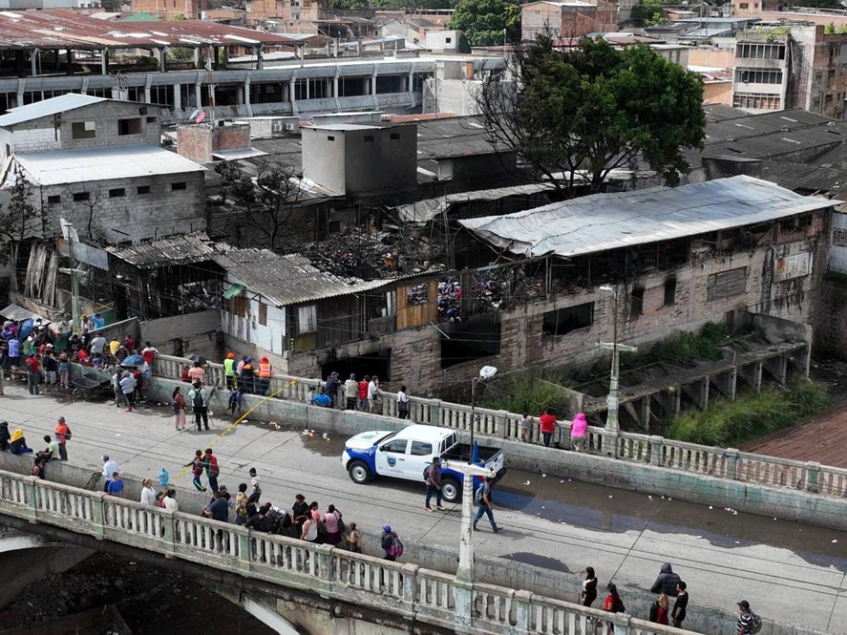 Vista aérea del desastre provocado por incendio en mercado aledaño a Las Américas