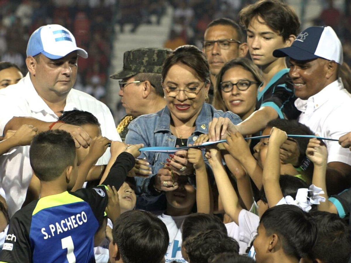 Presidenta Xiomara Castro inaugura la nueva grama híbrida del Estadio Nacional