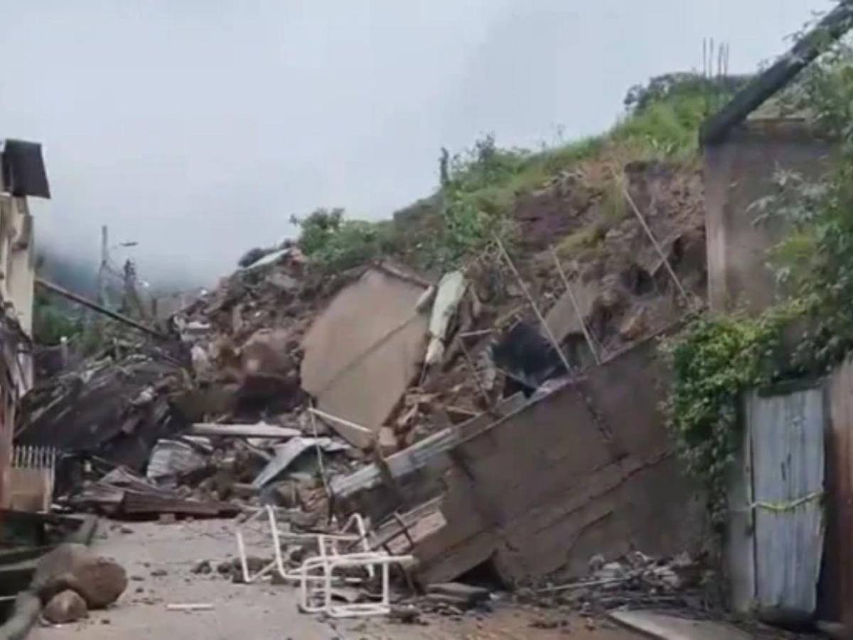 Sin casas ni lugar donde albergar: vecinos evacuan El Reparto tras derrumbe de sus casas