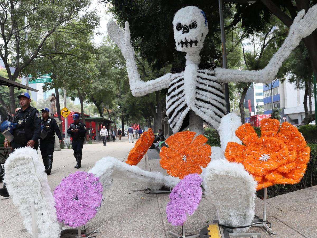 Gigantescas obras de arte llenan de vida Ciudad de México para el Día de Muertos